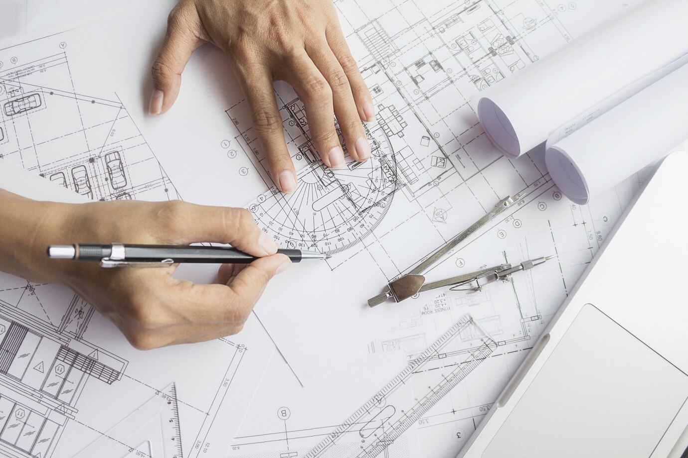 hands-engineer-working-blueprint-construction-concept-engineering-tools-vintage-tone-retro-filter-effect-soft-focus-selective-focus_1418-699